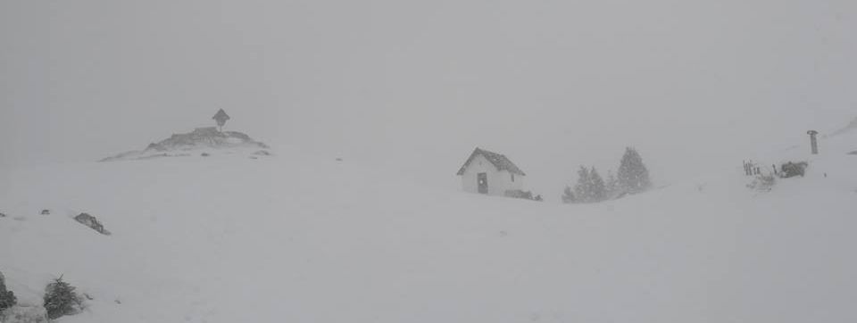 Neuschnee seit Dienstag: Die Eggenalm in den Chiemgauer Bergen bei Kössen.