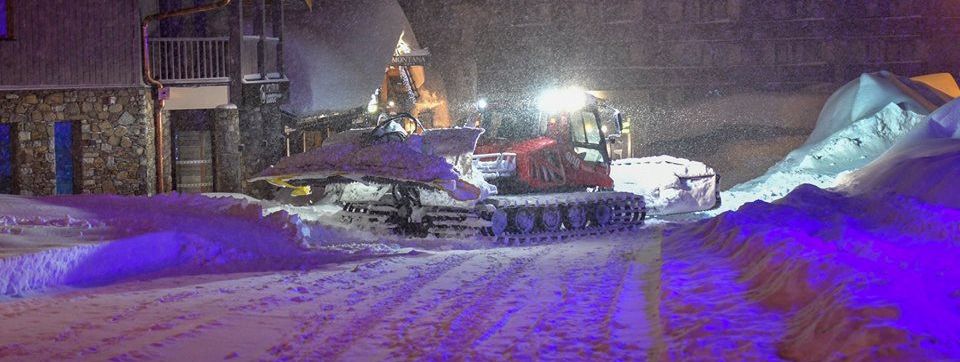 In Val Thorens müssen die Pistenbullys mitten im Ort ran.