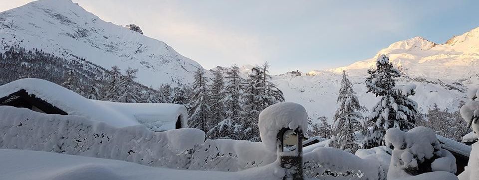 Ein traumhafter Mittwochmorgen aus Saas-Fee, das zu diesem Zeitpunkt von der Außenwelt abgeschnitten war.