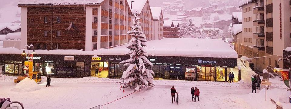 Wer aus Zermatt hinaus will, der muss mit dem Hubschrauber fliegen.