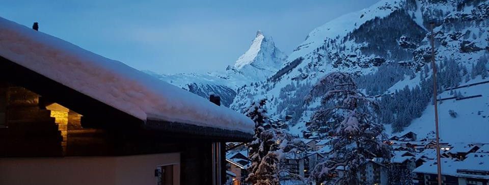 Zermatt liegt am Fuße des markanten Matterhorns.