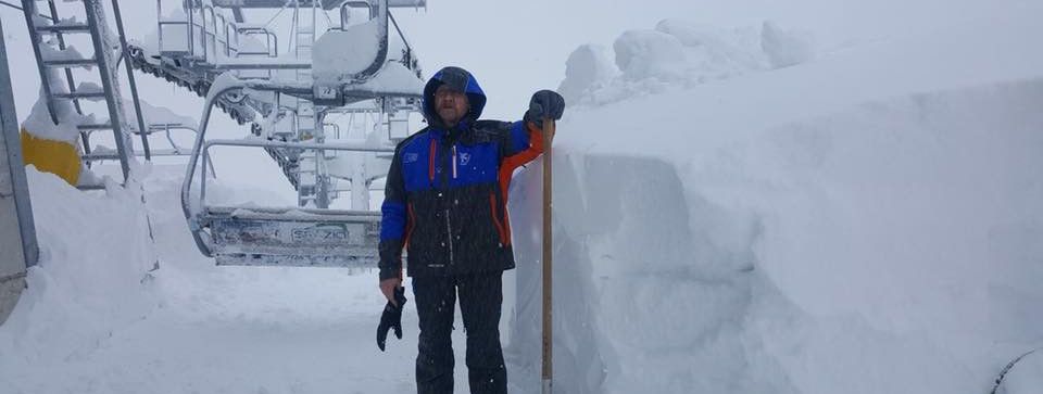 Im Skigebiet La Belle Montagne in Frankreich überragt der Neuschnee die Liftmitarbeiter.