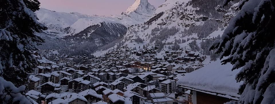 Am Fuße des markanten Matterhorns liegt Zermatt.