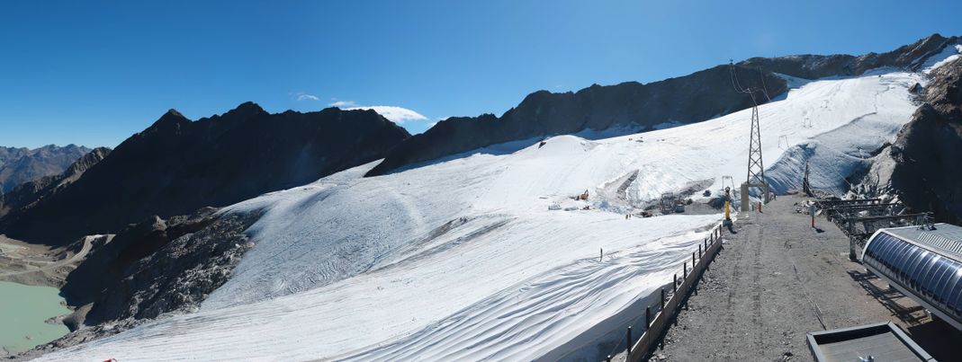 In Sölden wird aktuell das Schneedepot am Weltcup-Zielhang ausgerollt. Der Start des Skibetriebs am Rettenbachferner steht aber noch nicht fest.