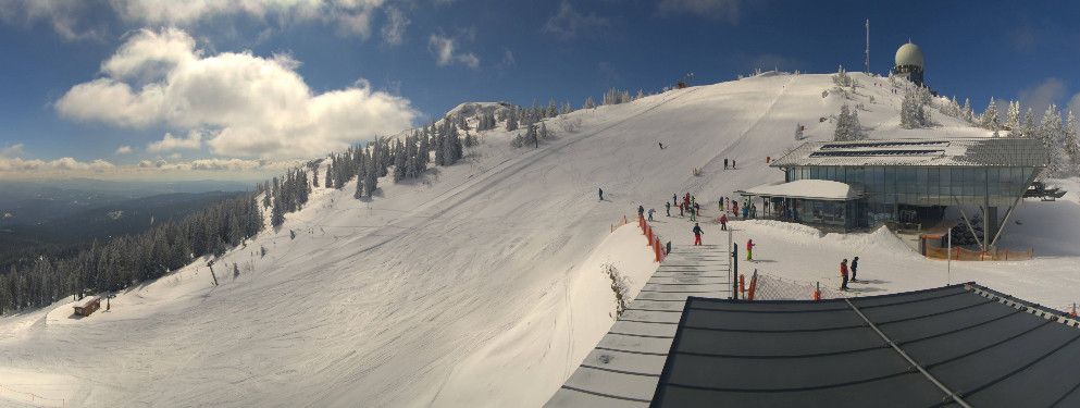 Länger als geplant läuft die Skisaison heuer am Arber im Bayerischen Wald. Bis 9. April sind die Lifte in Betrieb.