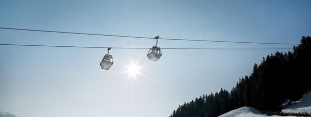 Die Gondelbahn bringt dich ins Skigebiet.