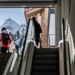 Mit der Rolltreppe aus dem Skikeller zur Piste