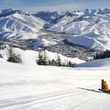 Over 800 hectares of pistes await skiers. Large parts are groomed, but there are also bowls for freeriders.