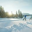Beyond the slopes, visitors can enjoy winter hiking trails, horse-drawn sleigh rides, and approximately 60 km of cross-country ski tracks.