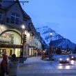 Die Banff Avenue in der Dämmerung - hier noch etwas ruhiger zu sehen, geht abends die Post ab.