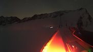 Archiviertes Webcam Bild: Sölden Rettenbachgletscher: Weltcupstrecke an der Schwarze Schneid Bahn am 12.04.2026 um 00:56 Uhr