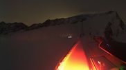 Archiviertes Webcam Bild: Sölden Rettenbachgletscher: Weltcupstrecke an der Schwarze Schneid Bahn am 12.04.2026 um 02:56 Uhr