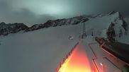 Archiviertes Webcam Bild: Sölden Rettenbachgletscher: Weltcupstrecke an der Schwarze Schneid Bahn am 12.04.2026 um 22:37 Uhr