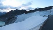 Archiviertes Webcam Bild: Sölden Rettenbachgletscher: Weltcupstrecke an der Schwarze Schneid Bahn am 26.08.2026 um 06:50 Uhr