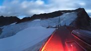 Archiviertes Webcam Bild: Sölden Rettenbachgletscher: Weltcupstrecke an der Schwarze Schneid Bahn am 26.08.2026 um 02:50 Uhr