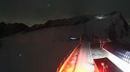 Archiviertes Webcam Bild: Sölden Rettenbachgletscher: Weltcupstrecke an der Schwarze Schneid Bahn am 10.10.2026 um 02:44 Uhr