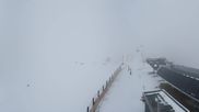 Archiviertes Webcam Bild: Sölden Rettenbachgletscher: Weltcupstrecke an der Schwarze Schneid Bahn am 10.10.2026 um 14:44 Uhr