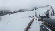 Archiviertes Webcam Bild: Sölden Rettenbachgletscher: Weltcupstrecke an der Schwarze Schneid Bahn am 10.10.2026 um 10:44 Uhr