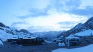 Archiviertes Webcam Bild: Sölden Rettenbachgletscher: Weltcuptribüne und Talstation am 12.04.2026 um 06:52 Uhr