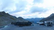 Archiviertes Webcam Bild: Sölden Rettenbachgletscher: Weltcuptribüne und Talstation am 26.08.2026 um 06:57 Uhr