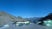 Archiviertes Webcam Bild: Sölden Rettenbachgletscher: Weltcuptribüne und Talstation am 27.08.2026 um 00:50 Uhr
