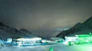 Archiviertes Webcam Bild: Sölden Rettenbachgletscher: Weltcuptribüne und Talstation am 23.03.2026 um 00:53 Uhr