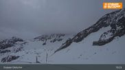 Archiviertes Webcam Bild: Stubaier Gletscher: Bergstation Eisgrat am 12.04.2026 um 19:07 Uhr