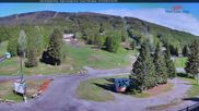 Archiviertes Webcam Bild: Blick auf die Talstation des Mont Sainte Anne am 27.05.2026 um 14:09 Uhr