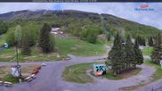 Archiviertes Webcam Bild: Blick auf die Talstation des Mont Sainte Anne am 27.05.2026 um 18:09 Uhr