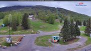 Archiviertes Webcam Bild: Blick auf die Talstation des Mont Sainte Anne am 27.05.2026 um 20:09 Uhr