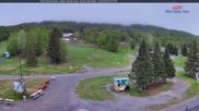 Archiviertes Webcam Bild: Blick auf die Talstation des Mont Sainte Anne am 28.05.2026 um 12:47 Uhr