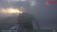 Archiviertes Webcam Bild: Corvatsch: Bergstation am 28.05.2026 um 05:17 Uhr
