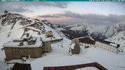 Archiviertes Webcam Bild: Stilfserjoch: Albergo Quarto Pirovano am 18.03.2026 um 18:41 Uhr