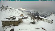Archived webcam image showing Albergo Quarto Pirovano, Passo Stelvio on 29 Mar 2026 at 08:08