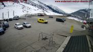 Archiviertes Webcam Bild: Andermatt: Parkplatz Gemsstockbahn am 12.04.2026 um 14:46 Uhr