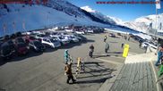 Archiviertes Webcam Bild: Andermatt: Parkplatz Gemsstockbahn am 19.03.2026 um 08:03 Uhr