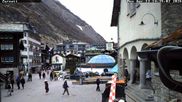Archiviertes Webcam Bild: Zermatt Kirchplatz am 13.04.2026 um 14:25 Uhr