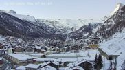 Archiviertes Webcam Bild: Zermatt: Blick über das Dorf von Spiss am 26 Feb 2026 um 07:28 Uhr