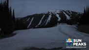 Archiviertes Webcam Bild: Sun Peaks: Sundance Sesselbahn Bergstation am 26.04.2026 um 14:29 Uhr