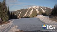 Archiviertes Webcam Bild: Sun Peaks: Sundance Sesselbahn Bergstation am 26.04.2026 um 16:29 Uhr