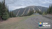 Archiviertes Webcam Bild: Sun Peaks: Sundance Sesselbahn Bergstation am 27.05.2026 um 16:56 Uhr