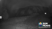 Archiviertes Webcam Bild: Sun Peaks: Sundance Sesselbahn Bergstation am 26.08.2026 um 14:14 Uhr