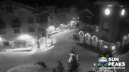Archiviertes Webcam Bild: Village Sun Peaks am 26 Feb 2026 um 12:48 Uhr