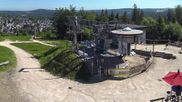 Archiviertes Webcam Bild: SkiArena Eibenstock: Bergstation am 28.05.2026 um 10:47 Uhr