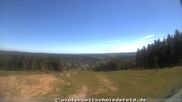 Archiviertes Webcam Bild: Schmiedefeld am Rennsteig: Blick auf die Piste am 28.05.2026 um 14:47 Uhr