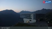 Archiviertes Webcam Bild: Sölden: Bergstation Giggijochbahn am 05.08.2026 um 05:15 Uhr