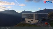 Archiviertes Webcam Bild: Sölden: Bergstation Giggijochbahn am 26.08.2026 um 07:58 Uhr