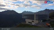Archiviertes Webcam Bild: Sölden: Bergstation Giggijochbahn am 26.08.2026 um 08:58 Uhr