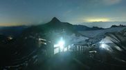 Archiviertes Webcam Bild: Peak Walk Hängebrücke Glacier 3000 am 13.07.2026 um 02:27 Uhr