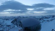 Archiviertes Webcam Bild: Pitztaler Gletscher: Bergstation Wildspitzbahn mit Café am 12.04.2026 um 06:54 Uhr